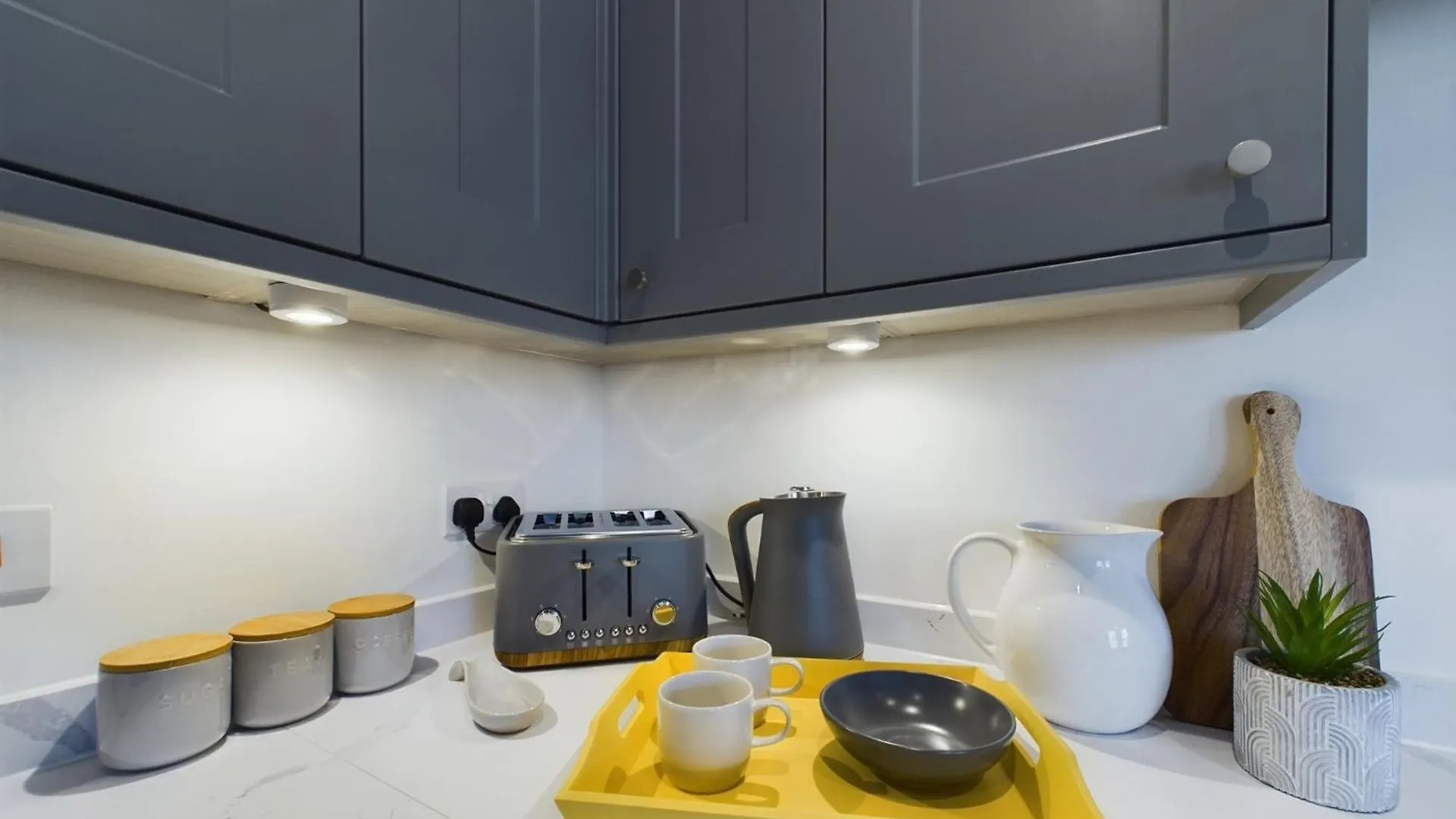 Sunningend Super King Bed Wifi Ev Parking Apartment Cheltenham 0*,  United Kingdom